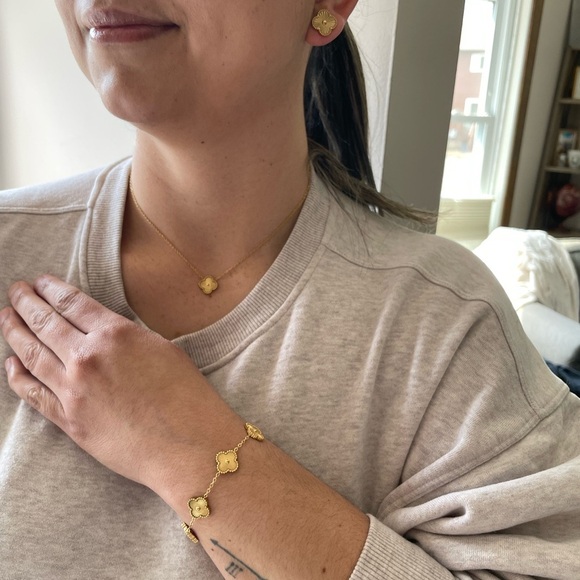 VINTAGE STYLE ALHAMBRA GOLD FOUR LEAF CLOVER PENDANT NECKLACE - Picture 5 of 7